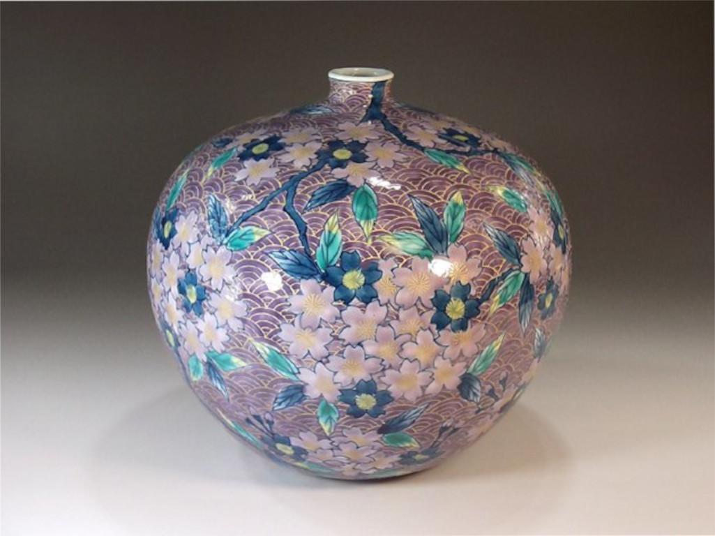 Exquisite Japanese contemporary gilded and intricately hand painted porcelain vase in a beautiful shape, intricately hand-painted in various hues of purple, a masterpiece by widely acclaimed master porcelain artist of the Imari-Arita region of