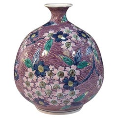 Vase contemporain japonais en porcelaine pourpre, verte, rose et or, réalisé par un maître artiste, 3