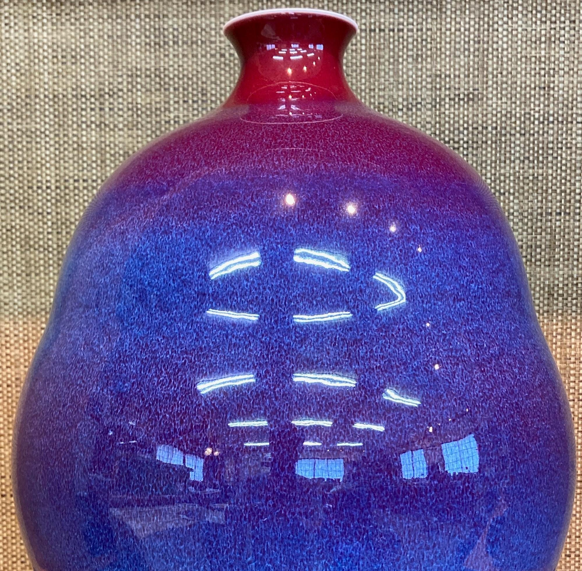 Exquisite dekorative Porzellanvase, von Hand glasiert in lebhaftem Rot und E auf einem atemberaubenden flaschenförmigen Körper, aus der außergewöhnlichen Galaxy-Serie des berühmten, preisgekrönten Porzellanmeisters aus der Arita-Imari-Region in
