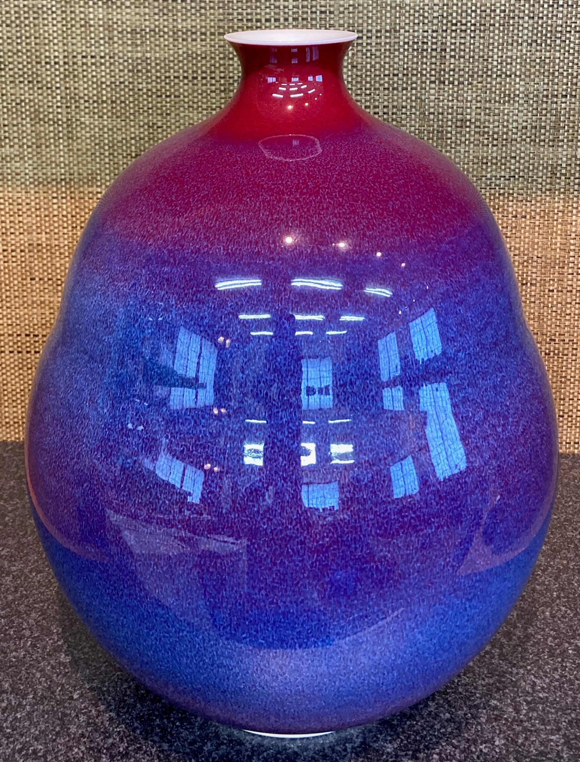 Japanese Contemporary Red and Blue Hand-Glazed Porcelain Vase by Master Artist In New Condition For Sale In Takarazuka, JP