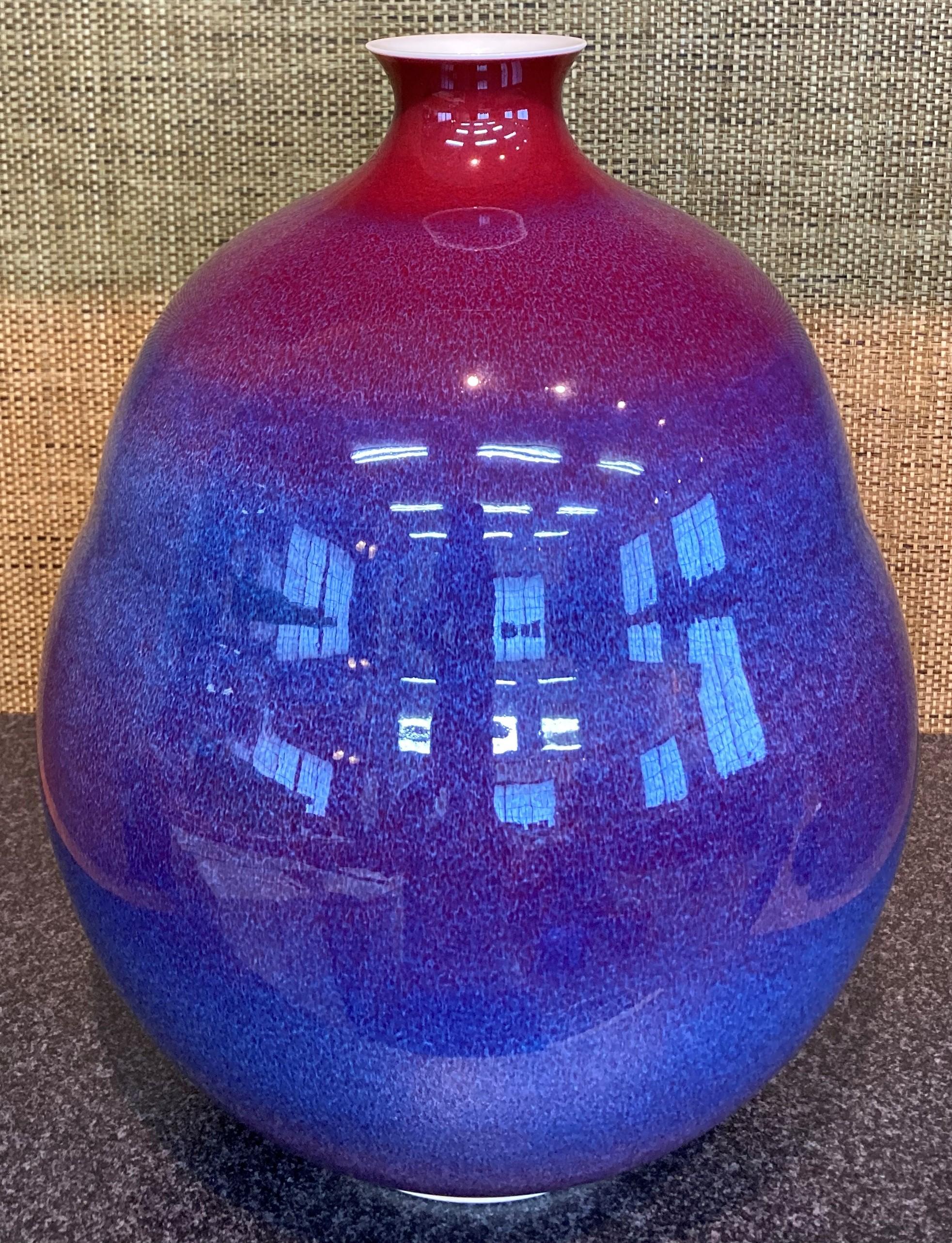 Japanese Contemporary Red and Blue Hand-Glazed Porcelain Vase by Master Artist For Sale 3