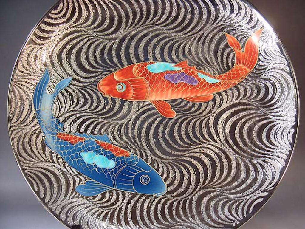 Exquisite Japanese contemporary Japanese decorative porcelain charger, hand painted in iron-red and blue, set against a stunning platinum-gilded and black wave patterns background, combined with a generous use of gold outlining. This is a signed