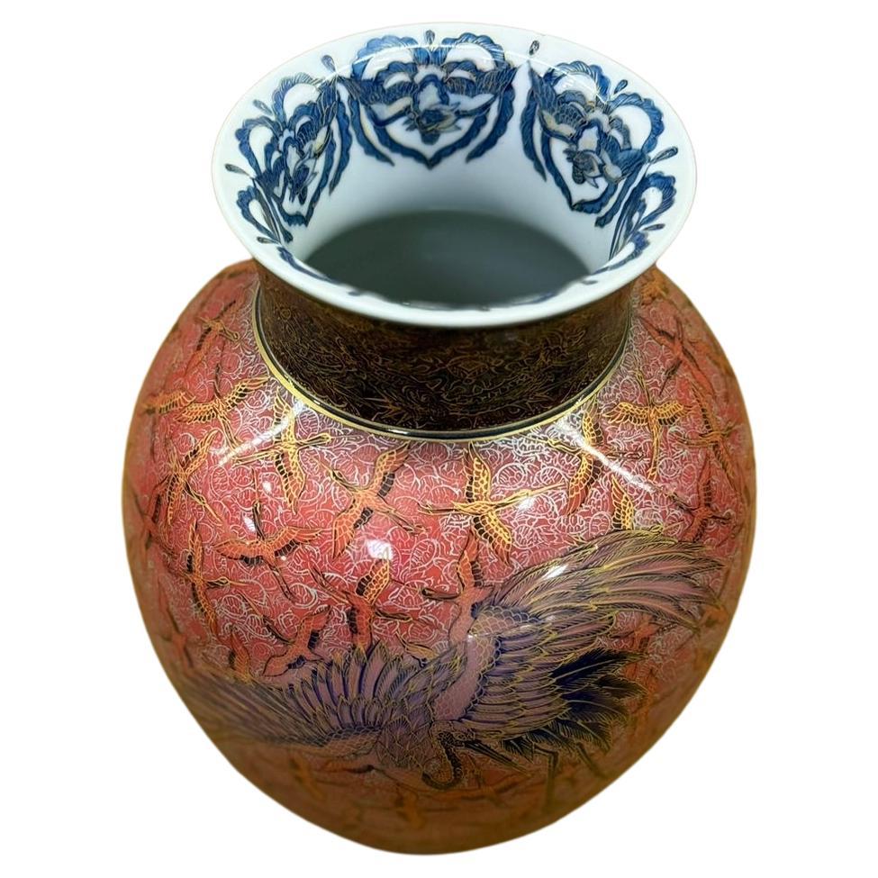 Außergewöhnliche Vase aus zeitgenössischem japanischem Dekorationsporzellan in Museumsqualität, extrem aufwendig handbemalt in den Farben Creme, Rot, Blau und Schwarz. Ein faszinierendes, signiertes Meisterwerk des renommierten Porzellankünstlers
