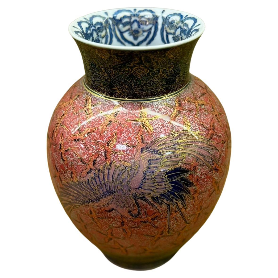 Vase contemporain japonais en porcelaine rouge, bleu, noir et or, réalisé par un maître artiste, 2 en vente