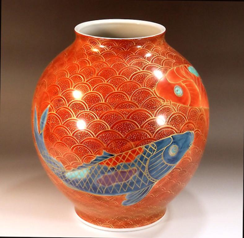 Squisito vaso decorativo giapponese contemporaneo in porcellana, drammaticamente dipinto a mano in rosso e blu, su uno splendido sfondo a squame di pesce di buon auspicio in oro e rosso, un capolavoro firmato appartenente alla collezione di pesci