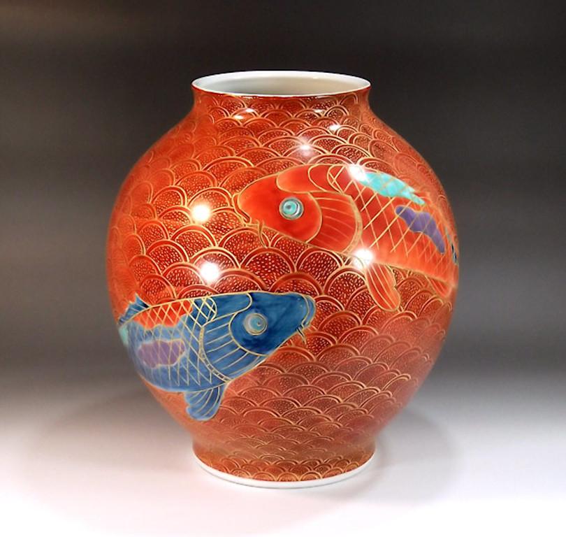 Meiji Vaso giapponese contemporaneo in porcellana rosso-blu-oro di un maestro artista, 2 in vendita