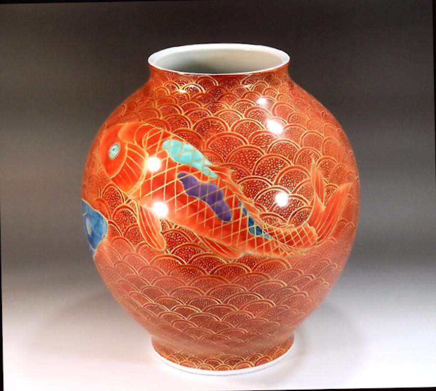 Giapponese Vaso giapponese contemporaneo in porcellana rosso-blu-oro di un maestro artista, 2 in vendita