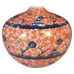 Vase contemporain japonais en porcelaine rouge, bleu et or, réalisé par un maître artiste, 2
