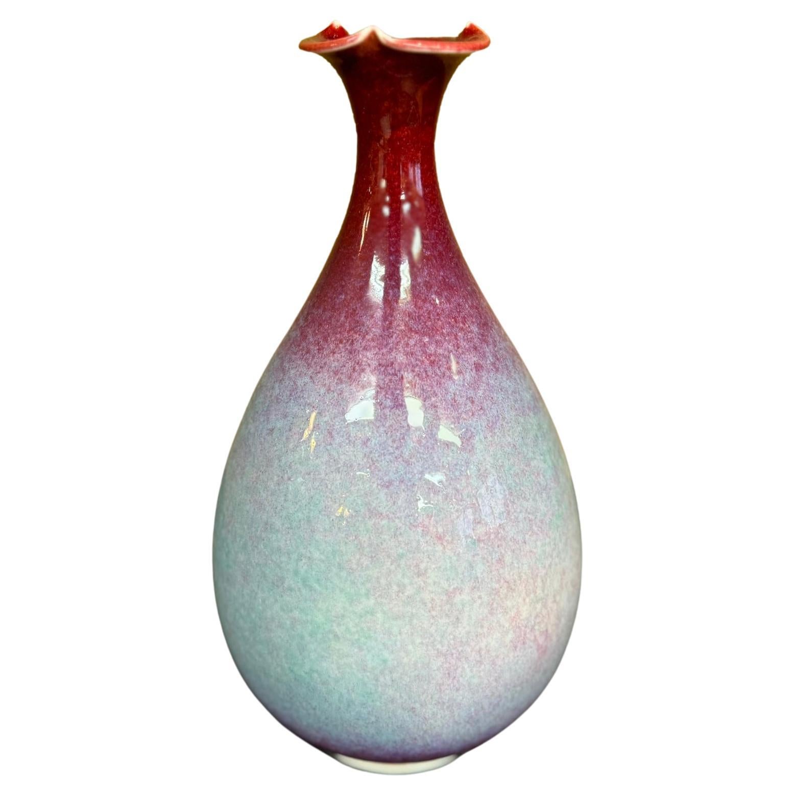 Meiji Vaso giapponese contemporaneo in porcellana smaltata rosso blu verde di un maestro artista in vendita