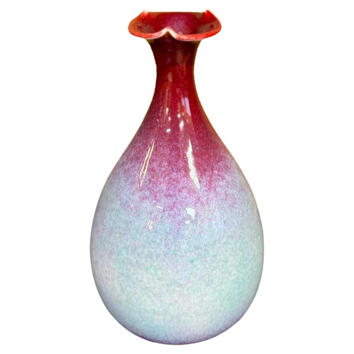 Giapponese Vaso giapponese contemporaneo in porcellana smaltata rosso blu verde di un maestro artista in vendita