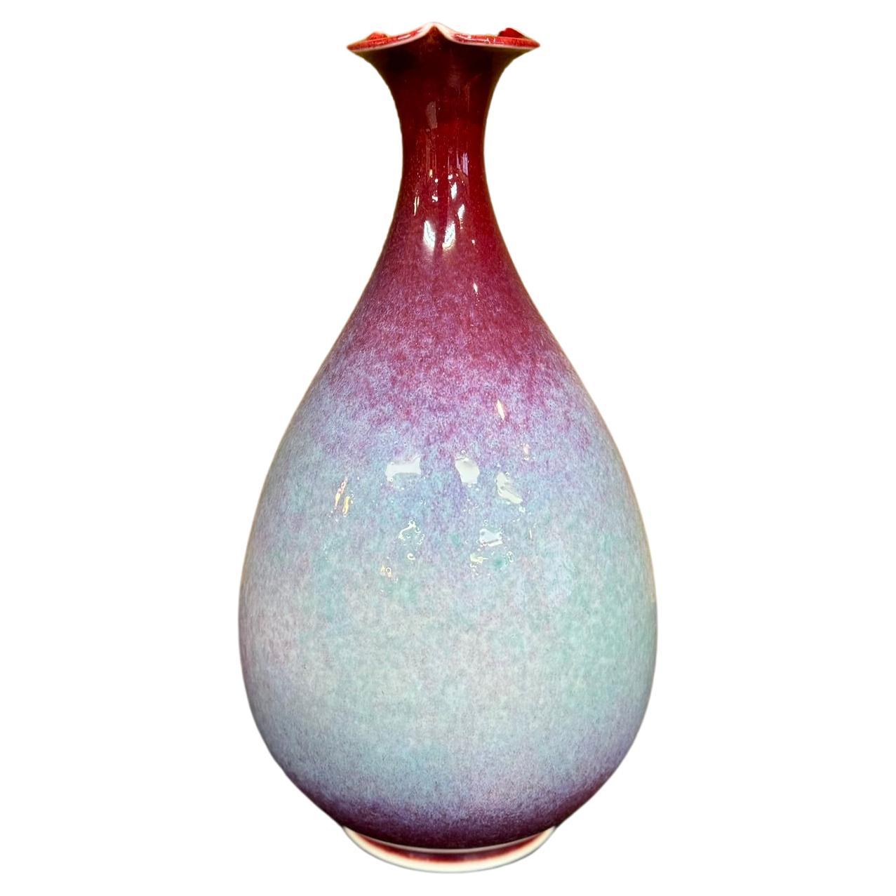 Smaltato Vaso giapponese contemporaneo in porcellana smaltata rosso blu verde di un maestro artista in vendita