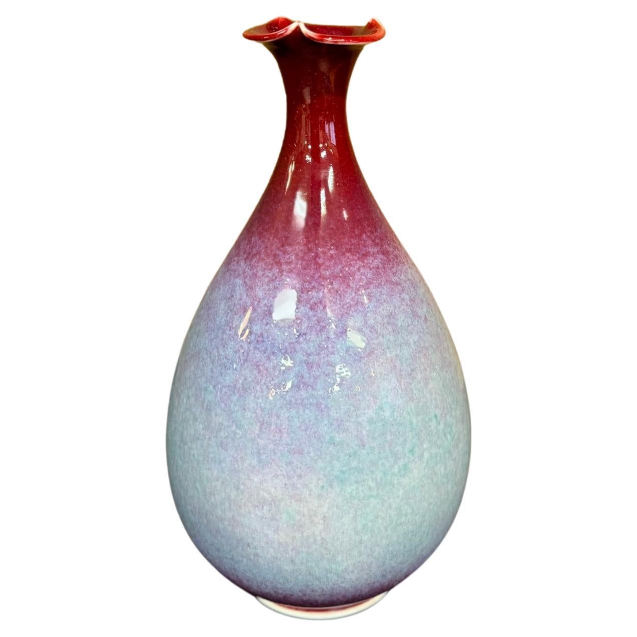 Vaso giapponese contemporaneo in porcellana smaltata rosso blu verde di un maestro artista in vendita