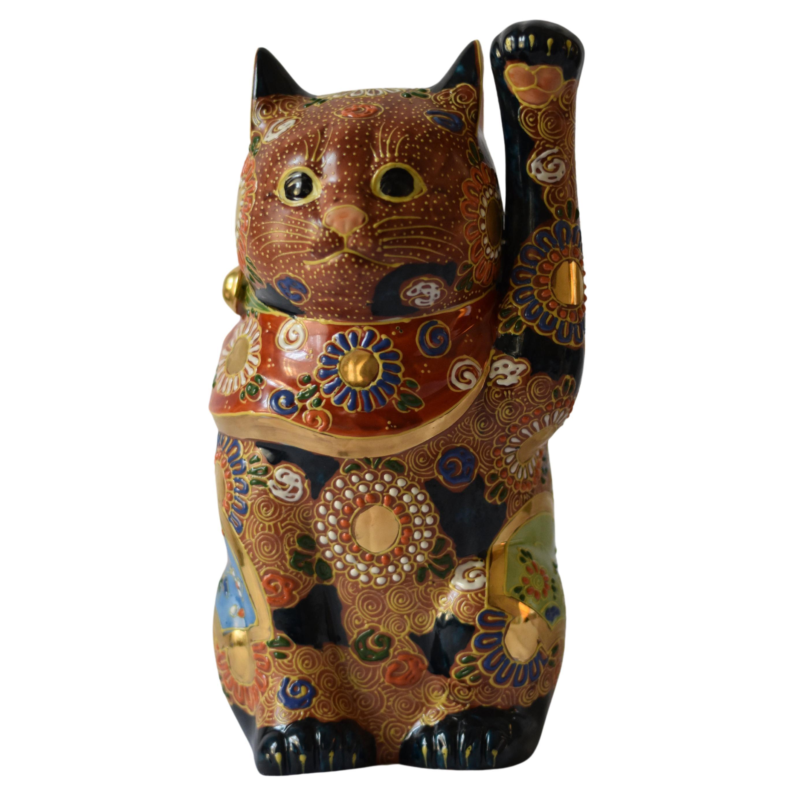 Sculpture japonaise contemporaine en porcelaine rouge, bleue, verte et dorée "Lucky Cat", 2