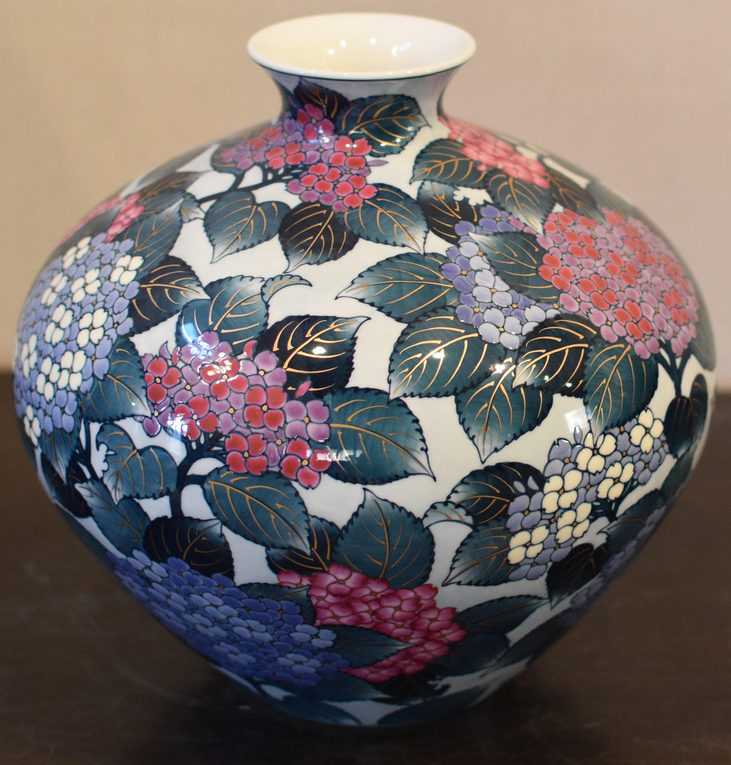 Japanese Contemporary Purple Pink Green Porcelain Vase by Master Artist In New Condition In Takarazuka, JP