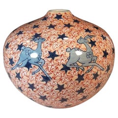 Vase contemporain japonais en porcelaine rouge et bleue, réalisé par un maître artiste, 3