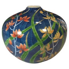  Vase contemporain japonais en porcelaine rouge, bleu et jaune, réalisé par un maître artiste, 4