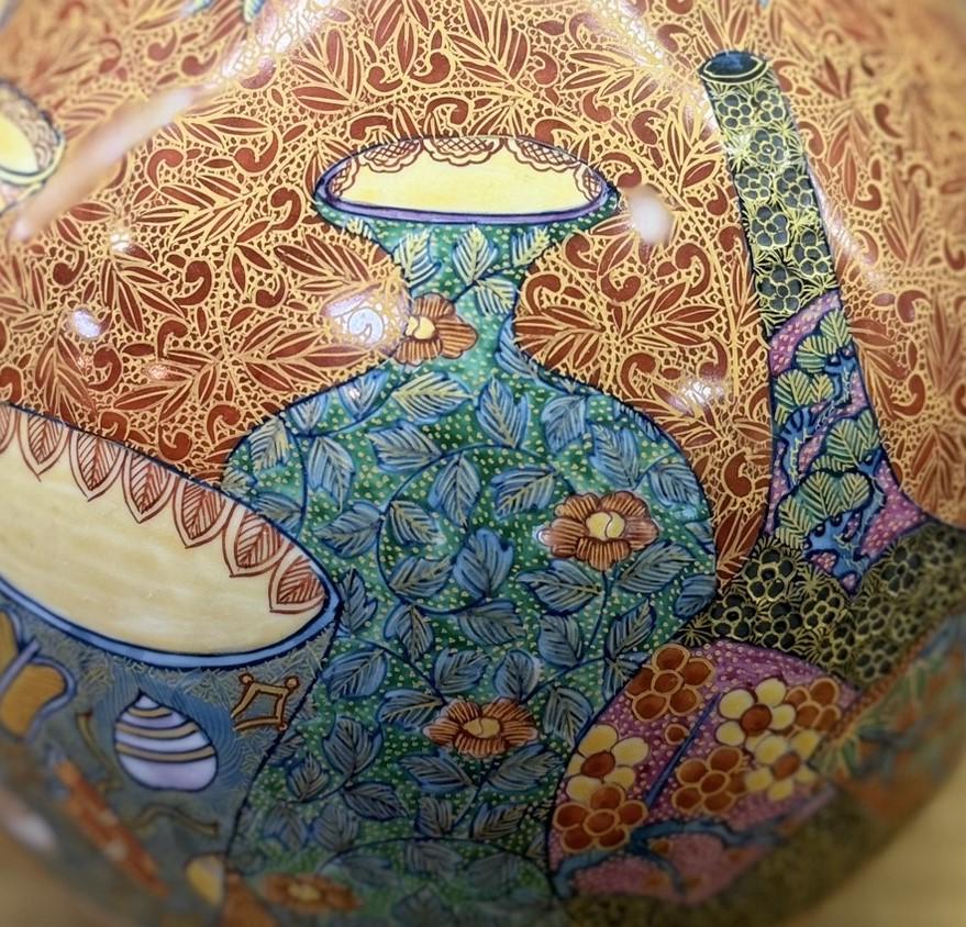 Exquisito jarrón decorativo japonés contemporáneo de porcelana con calidad de museo, pintado a mano sobre un elegante cuerpo de porcelana en forma de botella en rojo y azul, con motivos extremadamente intrincados y un amplio uso del oro, creando una