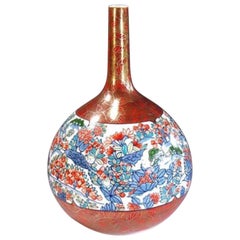 Vase japonais contemporain en porcelaine rouge et or par un maître artiste