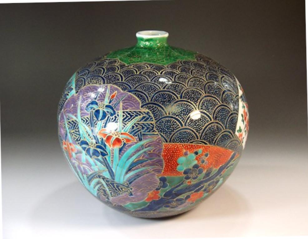 Japanische Vase aus zeitgenössischem, dekorativem Porzellan in den Farben Rot, Grün, Blau und mit großzügigen goldenen Details, ein elegantes Stück von einem hochgelobten, preisgekrönten japanischen Porzellanmeister. 2016 nahm das British Museum ein