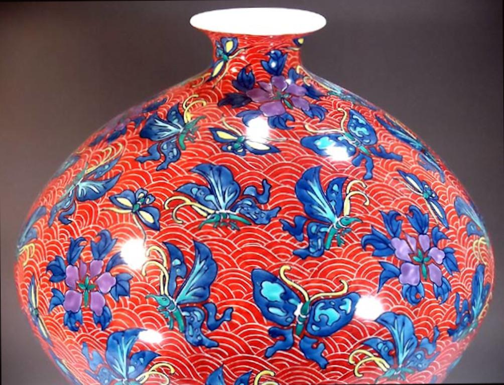 Faszinierende große japanische zeitgenössische dekorative Porzellanvase, handbemalt in lebhaftem Rot, Blau, Grün und Gold auf einem auffallend geformten Porzellankörper, ist ein signiertes Meisterwerk des hochgelobten Porzellankünstlers und