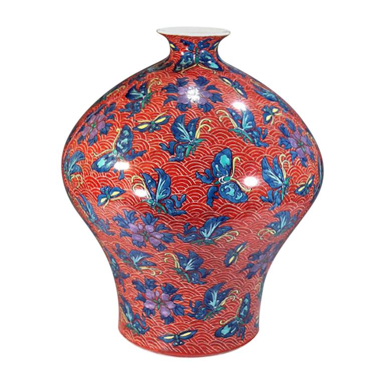 Vase japonais en porcelaine rouge, or et bleu par un artiste contemporain, 2 pièces
