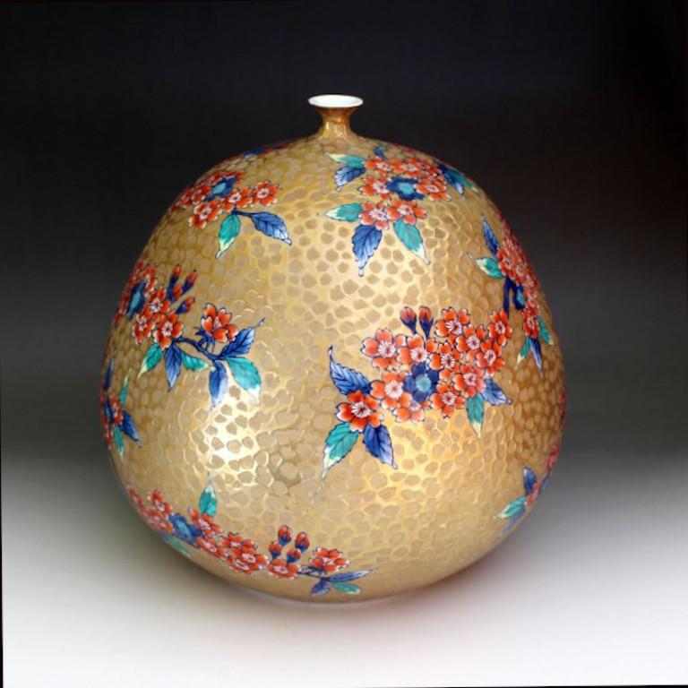 Exceptionnel contemporain japonais  Vase décoratif en porcelaine de qualité muséale, peint à la main, doré et gravé pour mettre en valeur les fleurs de cerisier en rouge fer sur un corps de forme unique, un chef-d'œuvre signé par un maître artiste