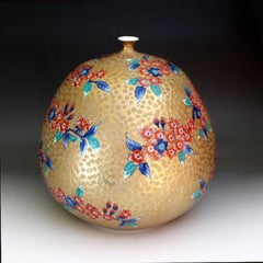 Vase contemporain japonais en porcelaine rouge, vert et or, réalisé par un maître artiste, 3