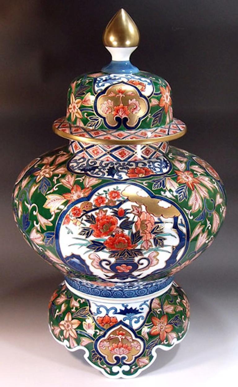 Japonais Vase japonais contemporain en porcelaine rouge, vert et or par un maître artiste, 3 pièces en vente