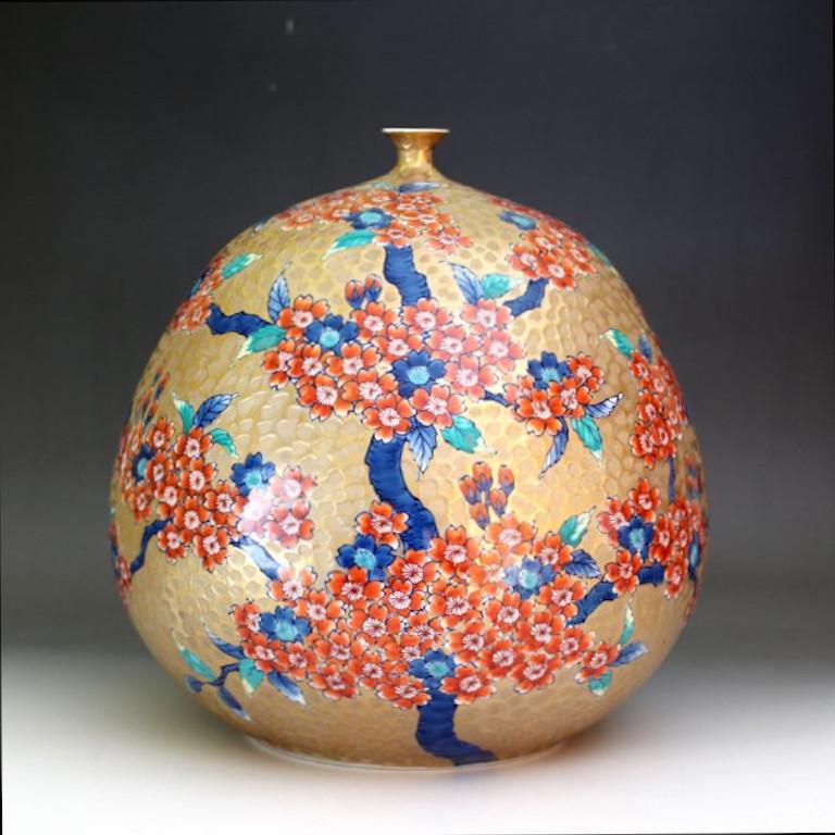 Japonais Vase contemporain japonais en porcelaine rouge, vert et or, réalisé par un maître artiste, 3 en vente