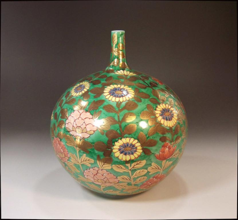 Doré Vase japonais contemporain en porcelaine rouge, vert et or par un maître artiste, 3 pièces en vente