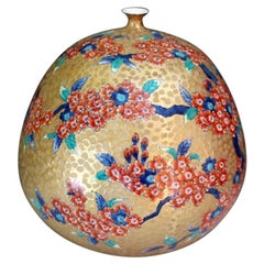 Vase contemporain japonais en porcelaine rouge, vert et or, réalisé par un maître artiste, 3