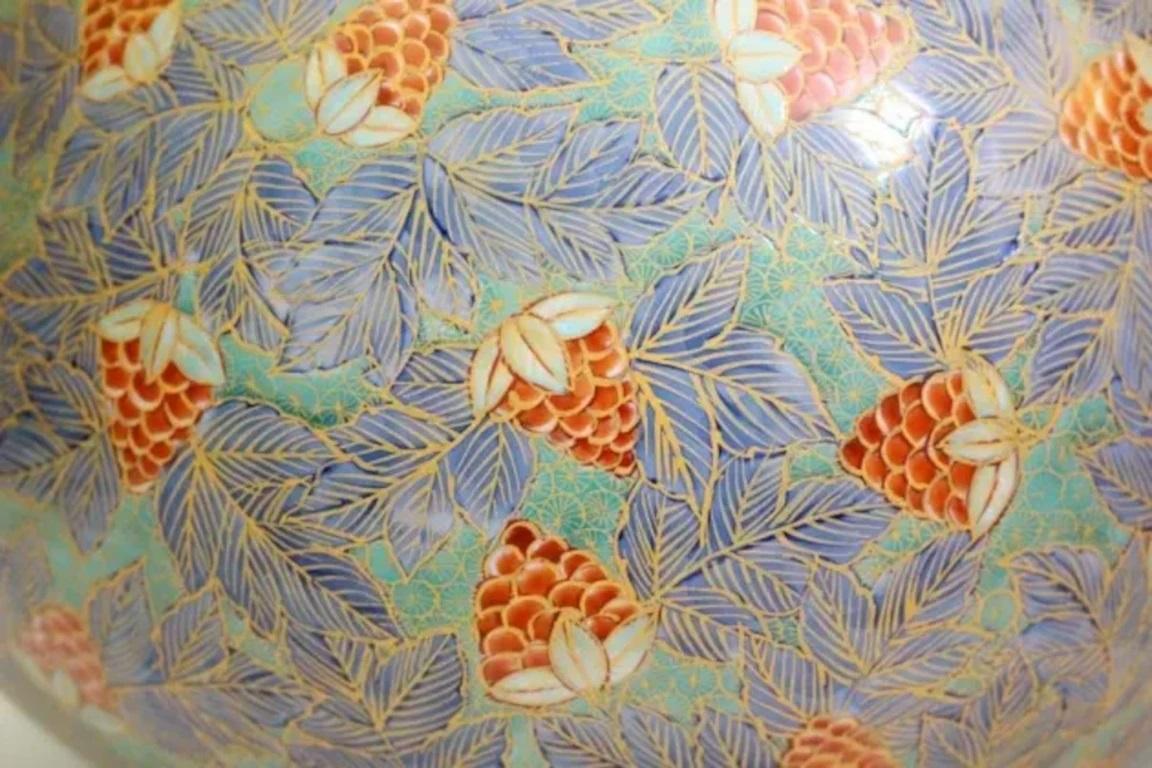 Jarrón Contemporáneo Japonés de Porcelana Rojo Verde Púrpura del Maestro Artista, 2 Meiji en venta