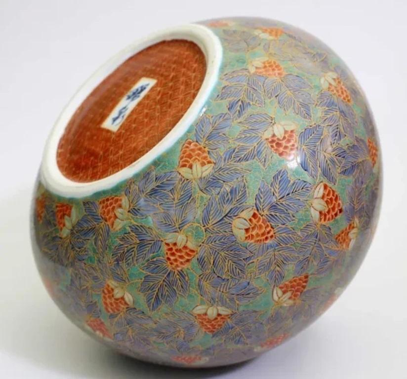 Jarrón Contemporáneo Japonés de Porcelana Rojo Verde Púrpura del Maestro Artista, 2 Pintado a mano en venta