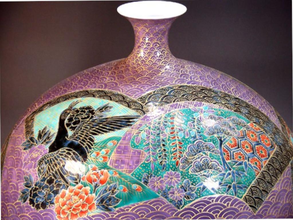 Exquisite zeitgenössische dekorative japanische Porzellanvase, aufwendig handbemalt in Rot, Violett und Grün mit großzügigen Golddetails, ein signiertes Meisterwerk aus seiner Signaturserie des hoch angesehenen, preisgekrönten japanischen