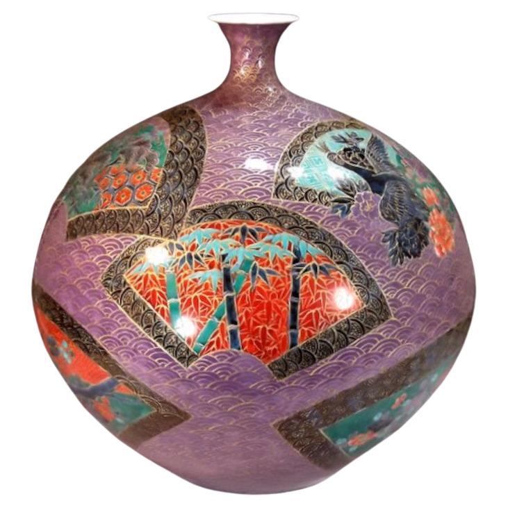 Vase contemporain japonais en porcelaine rouge, verte et violette, réalisé par un maître artiste, 3