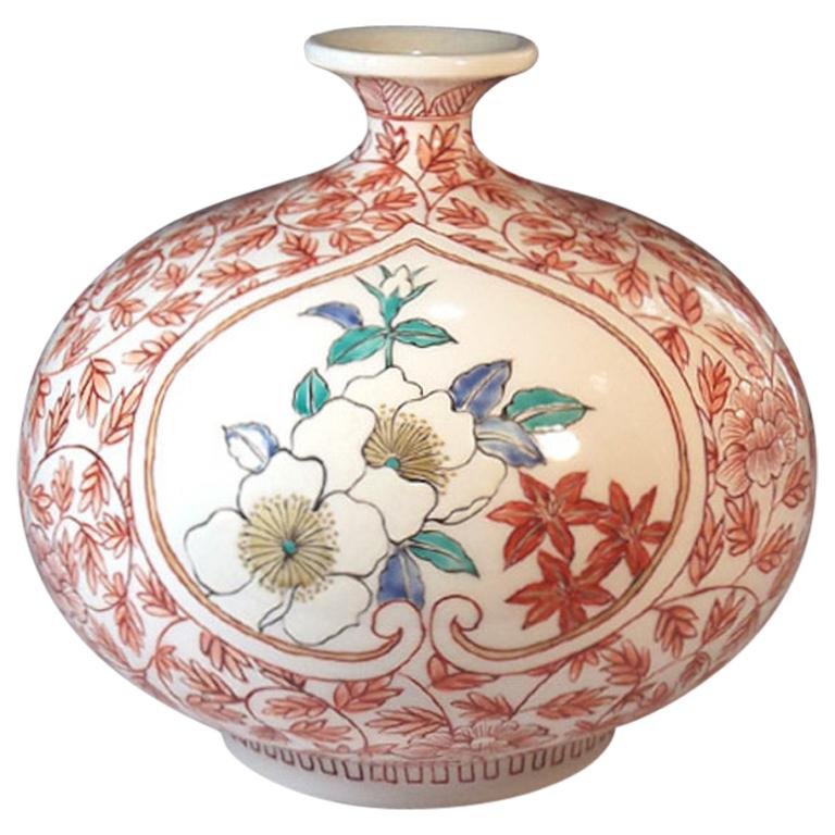 Elegante vaso decorativo contemporaneo in porcellana giapponese, dipinto a mano in rosso, blu e verde su un corpo dalla forma splendida, un'opera firmata da un acclamato maestro giapponese di porcellana della tradizione Imari-Arita del Giappone. An