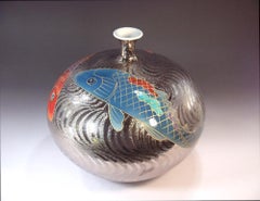 Vaso contemporaneo giapponese in porcellana rossa di platino realizzato da un maestro artista