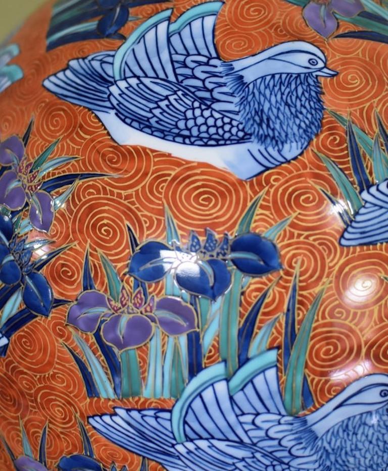 Exquis vase en porcelaine décoratif japonais contemporain, finement doré et peint à la main en rouge, bleu et violet sur un corps en porcelaine ovoïde de belle forme, un chef-d'œuvre signé par un maître porcelainier primé et hautement acclamé