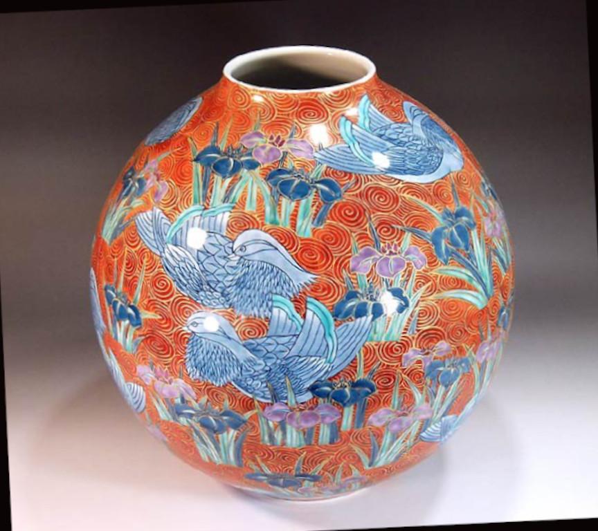 Vase japonais contemporain en porcelaine dorée rouge, violet et bleu par un maître artiste en vente 1