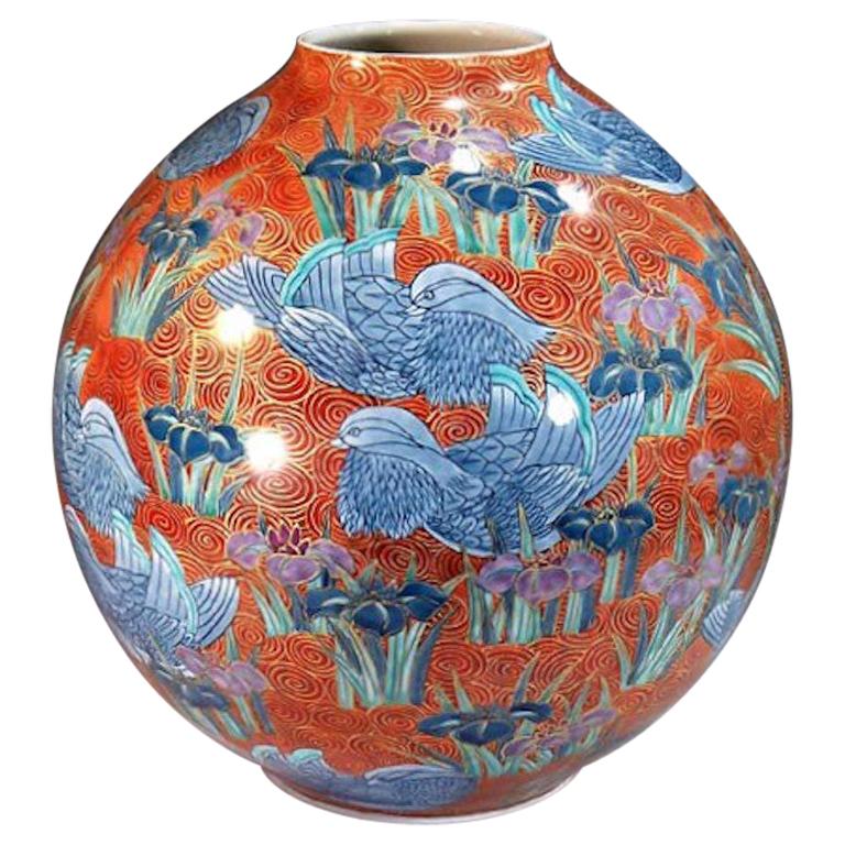 Vase japonais contemporain en porcelaine dorée rouge, violet et bleu par un maître artiste