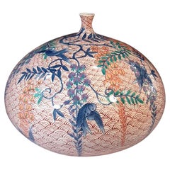 Vase japonais contemporain en porcelaine rouge, violet et bleu par un maître artiste