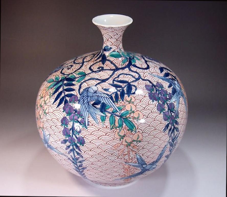 Japonais Vase contemporain japonais en porcelaine rouge, violette et verte par un maître artiste en vente