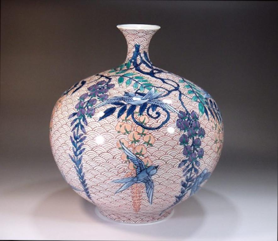 Peint à la main Vase contemporain japonais en porcelaine rouge, violette et verte par un maître artiste en vente