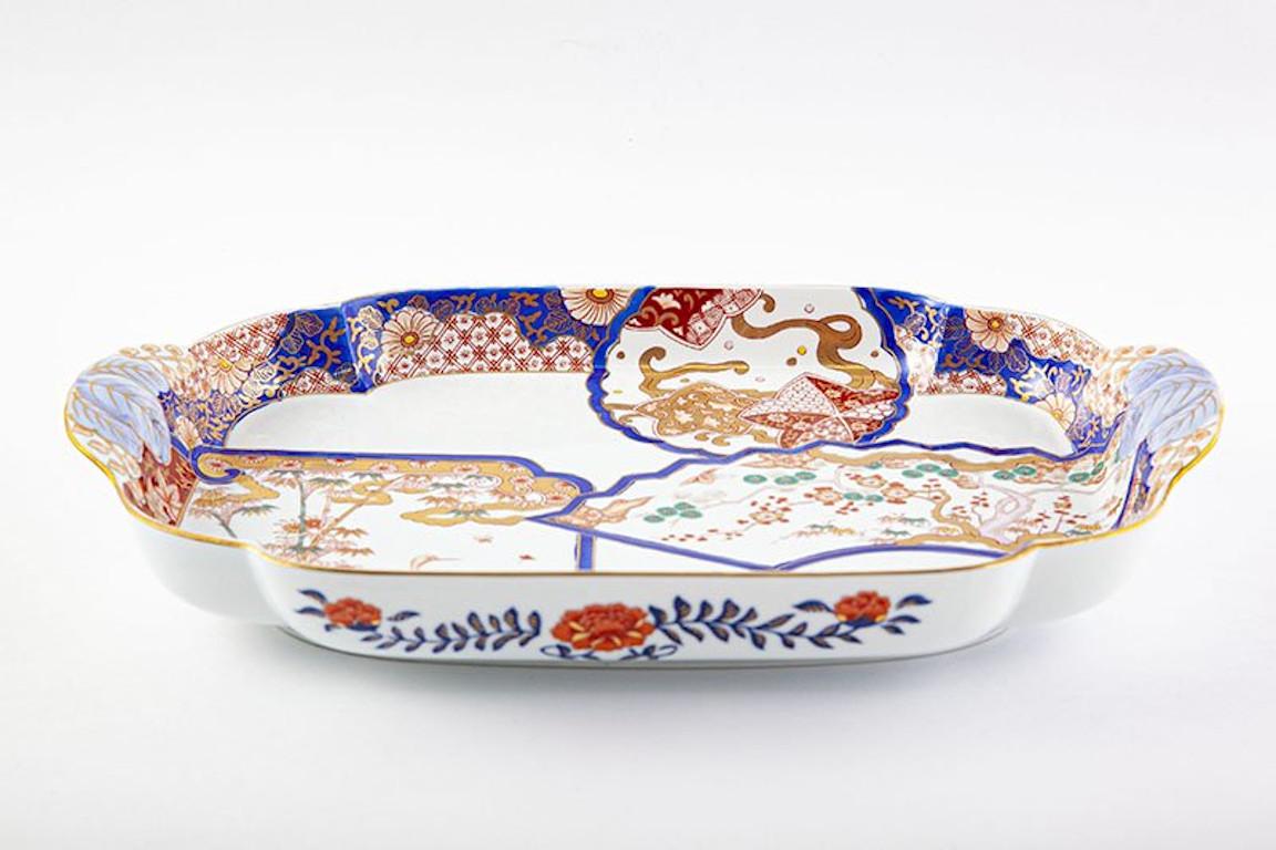 Contemporary Japanese large Ko-Imari (old Imari) charger in an exquisitely shaped porcelain, crafted and signed by renowned Kiln of the Imari-Arita region of Japan, and is inspired by shapes and designs popularized in the mid-19th century.

This