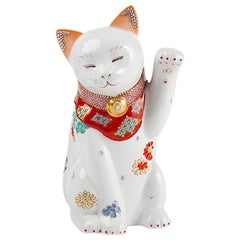 Sculpture japonaise contemporaine de chat porte-bonheur en porcelaine rouge-blanc-or