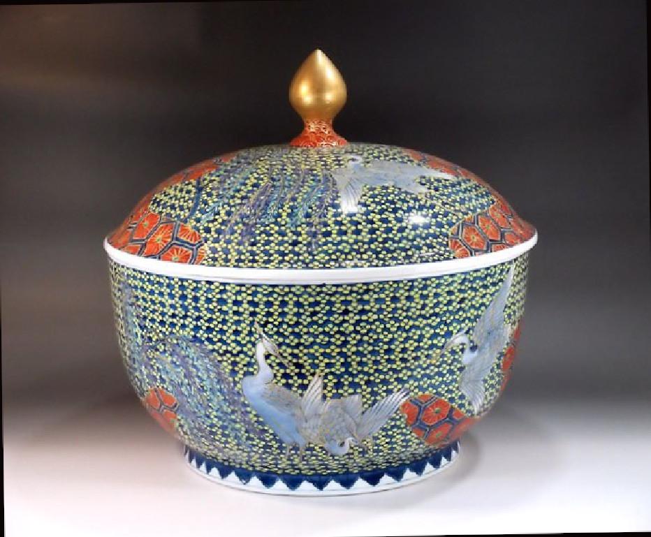 Faszinierende japanische zeitgenössische dekorative signierte Porzellandose, extrem aufwendig handbemalt in lebhaftem Rot, Blau und Gelb mit großzügigen Golddetails, auf einem atemberaubend geformten Porzellankörper. Die Handmalerei im Kinrande-Stil