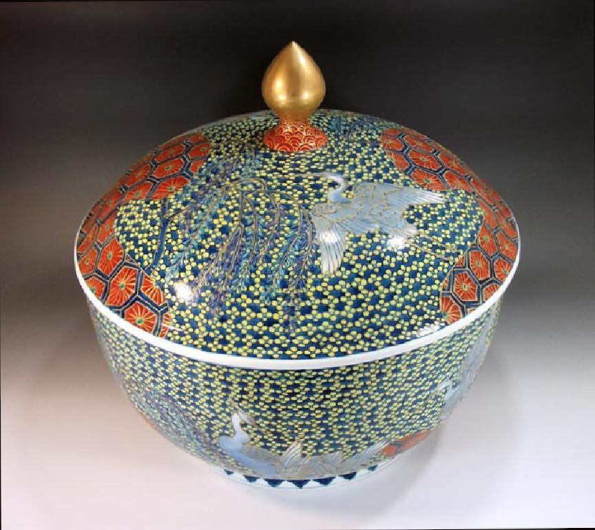 Japanische Contemporary Rot Gelb Blau Porzellandose von Masterly Artist (Handbemalt) im Angebot