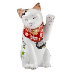 Sculpture japonaise contemporaine de chat porte-bonheur en porcelaine rouge jaune vert et or