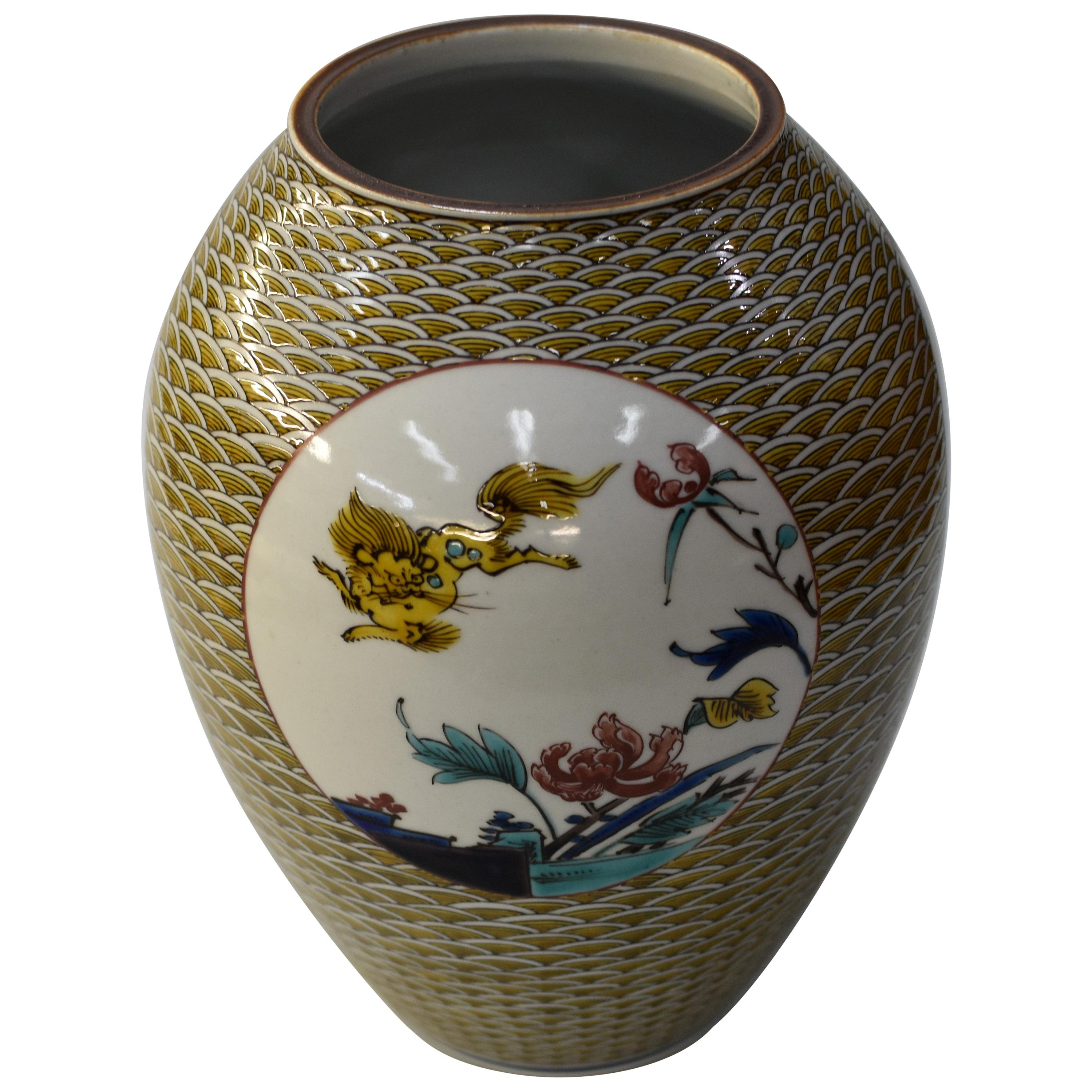 Vase japonais contemporain en porcelaine jaune et vert par un maître artiste