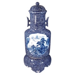 Japanische zeitgenössische dreiteilige blaue Porzellanvase mit Deckel von Meisterkünstler